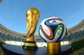 03dez2013---brazuca-bola-da-copa-no-brasil-e-posicionada-ao-lado-da-taca-no-palco-da-final-do-mundial-o-maracana-1386112777041_615x300.jpg