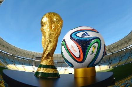 03dez2013---brazuca-bola-da-copa-no-brasil-e-posicionada-ao-lado-da-taca-no-palco-da-final-do-mundial-o-maracana-1386112777041_615x300.jpg