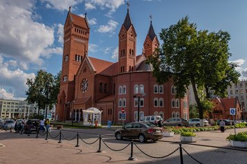 1280px-Church_of_Saints_Simon_and_Helena_(Minsk) homoatrox wikimedia.jpg