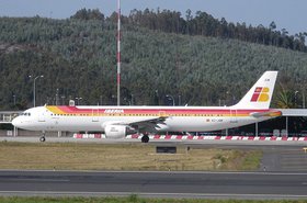 1280px-Iberia_Airbus_A321_en_Alvedro.JPG