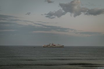 1 El barco encargado del despliegue del cable, posicionado desde primera hora del día a aproximadamente un kilómetro de la orilla, listo para iniciar las operaciones..jpg