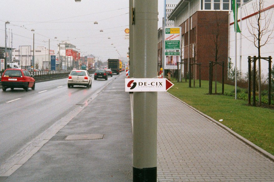 20000101 DE-CIX Sign Hanauer Landstraße_ Interxion Jan 2000.jpg