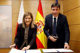 María José Sáenz de Buruaga, presidenta del Gobierno de Cantabria, y Paco Salcedo, presidente de Microsoft España.