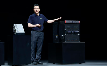 Yang Chaobin launching the Atlas 850 SuperPoD server