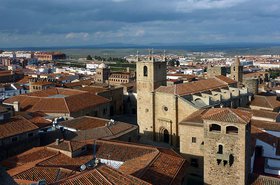 800px-Cáceres_old_town_2011.jpg