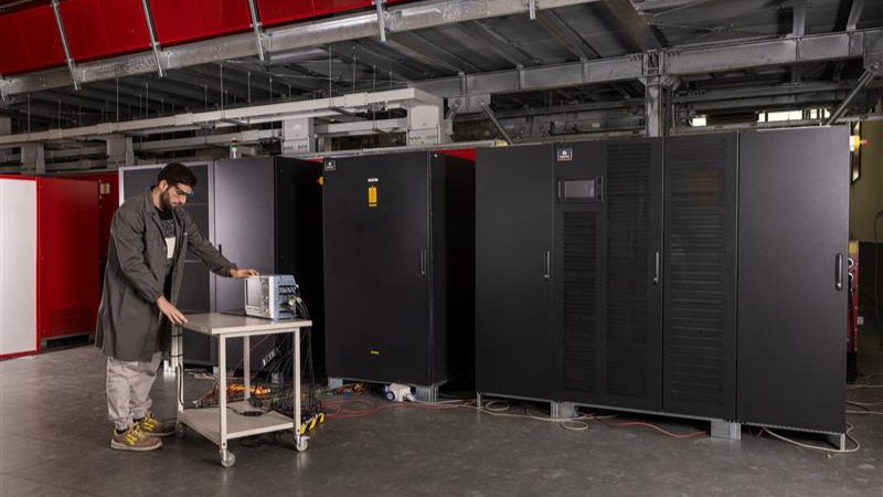 800x450-a-man-working-on-data-center