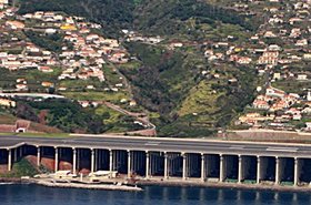 Aeroporto_da_Madeira_runway-400.JPG