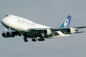 An Air New Zealand Boeing 747-400 landing in London. By Adrian Pingstone. Source: Wikimedia Commons