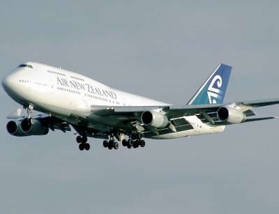 An Air New Zealand Boeing 747-400 landing in London. By Adrian Pingstone. Source: Wikimedia Commons