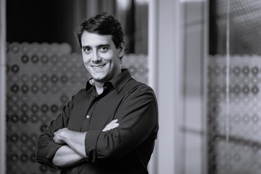 Caio Bretones, head de produtos Digital Banking da Dimensa.jpg