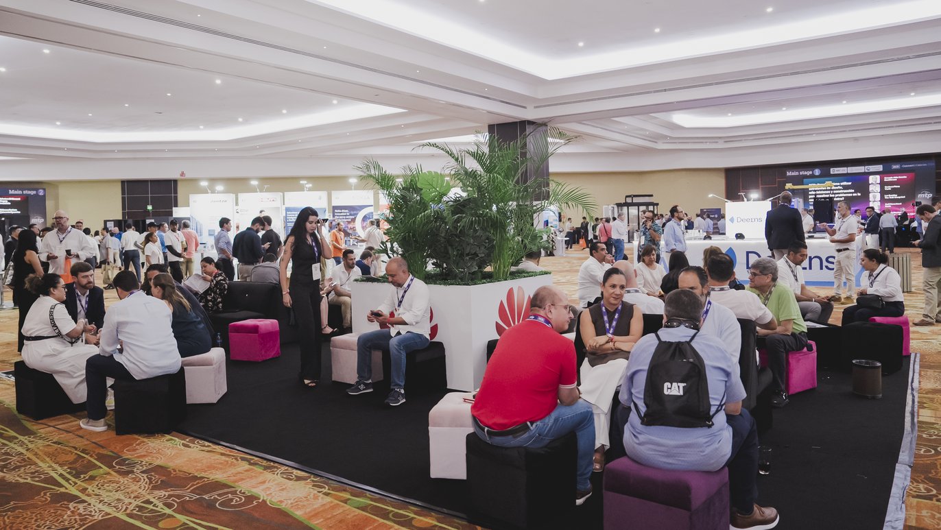 DCDConnectDay2-BusLounge