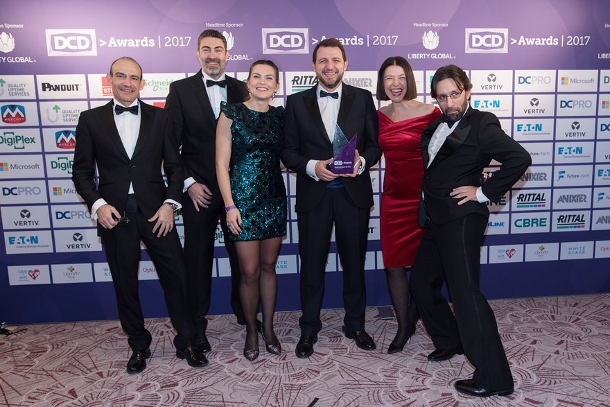 Equipo de Repsol junto a su galardón en los DCD Awards 2017