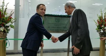 Tom Drew, British High Commissioner, with Ashraf Mahmood Wathra, the Governor of the State Bank of Pakistan