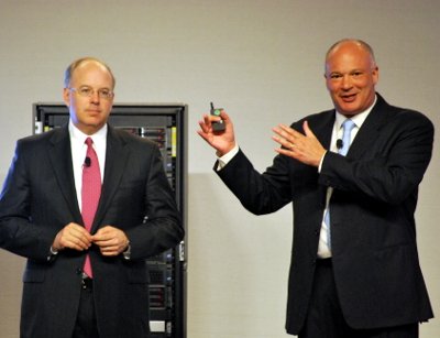 Dave Donatelli, executive VP and general manager of HPÔÇÖs Enterprise Group (left) and David Scott, senior VP and general manager of HP Storage.