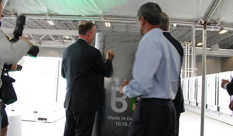 Delaware governor Jack Markell signing a Bloom Energy Server.