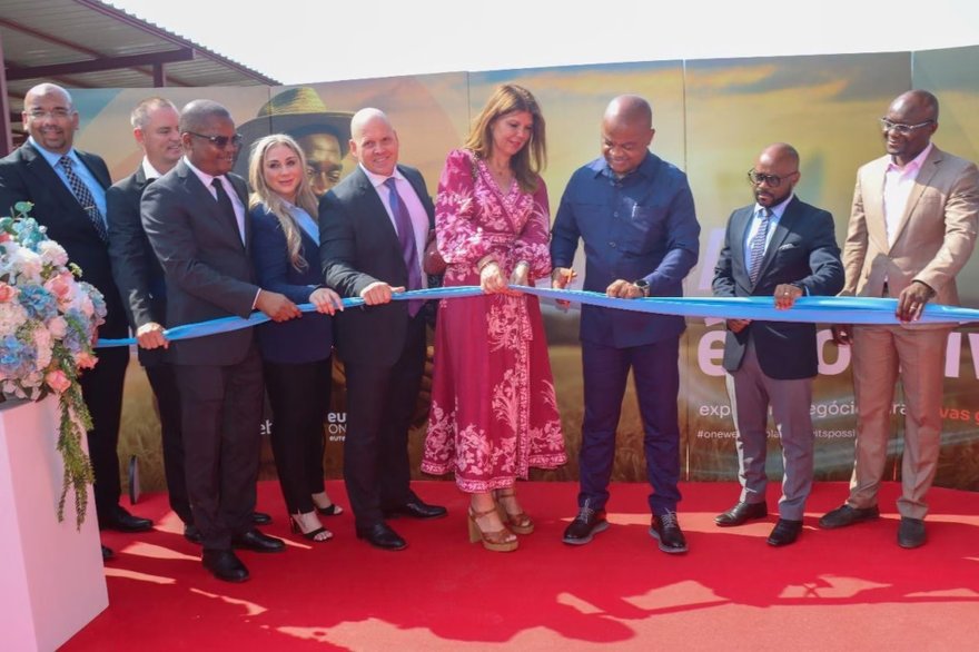 eutelsat New_Earth_Station_in_Luanda_Angola.jpg