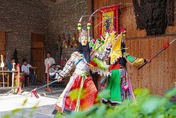 Dixi Opera performance in Tianlong Tunpu Ancient Town