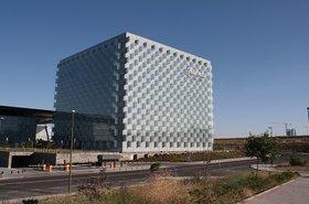 Edificio_del_Distrito_C_de_Telefonica_en_Las_Tablas_(Madrid).jpg