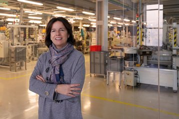 Esther Gómez, directora de Transporte Óptico en la linea de producción de Televés
