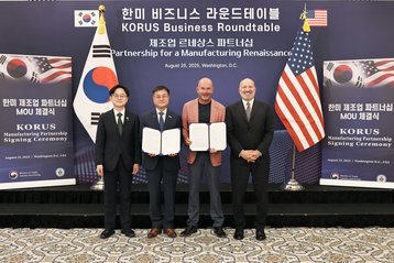 Fermi_America_Pictured_from_left_Kim_Jung_kwan_Korean_Minister_of_Trade_Jongdoo_Kim_President_of