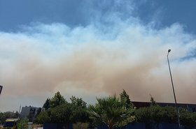 Fire_smoke_near_Colegio_Nueva_Era_Siglo_XXI,_Valparaíso,_Chile