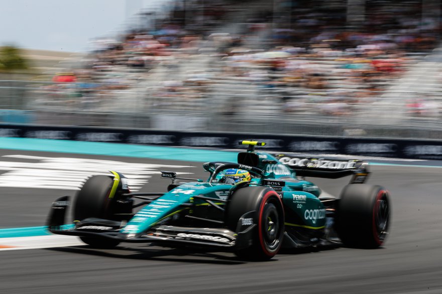 Um carro de corrida com fundo preto e as palavras f1 na frente.