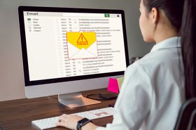 Concepto de delito cibernético, empresaria utilizando la computadora y mostrar la pantalla de malware que viene con correo electrónico, contraseña de hackeo de cuentas bancarias y datos personales. - Fotografía de stock