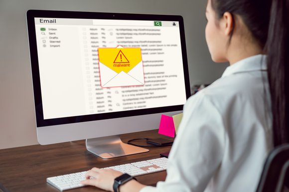 Concepto de delito cibernético, empresaria utilizando la computadora y mostrar la pantalla de malware que viene con correo electrónico, contraseña de hackeo de cuentas bancarias y datos personales. - Fotografía de stock