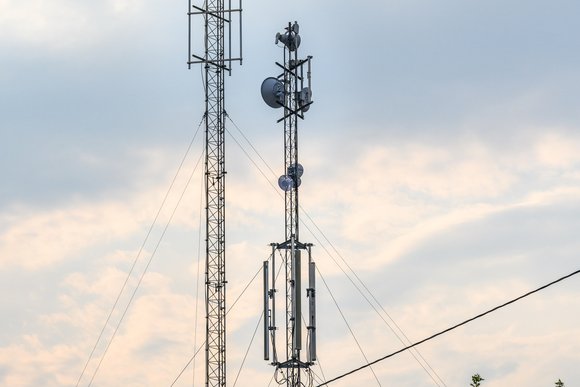 Guyed tower
