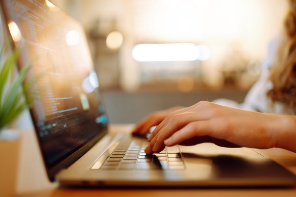 Manos femeninas trabajando en una computadora portátil, primer plano. Tecnología, Freelance, curso online, trabajo remoto y concepto de estilo de vida. - Fotografía de stock