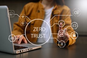 Concepto de seguridad de confianza cero Persona que usa computadora y tableta con el icono de confianza cero en la pantalla virtual de las empresas de datos. - Fotografía de stock