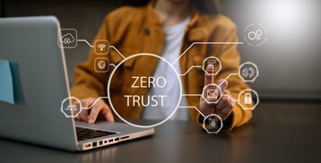 Concepto de seguridad de confianza cero Persona que usa computadora y tableta con el icono de confianza cero en la pantalla virtual de las empresas de datos. - Fotografía de stock