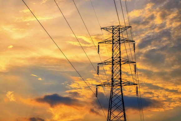 High voltage electricity pylon at time sunset_Pilón eléctrico de alta tensión a la hora del atardecer_energia_power