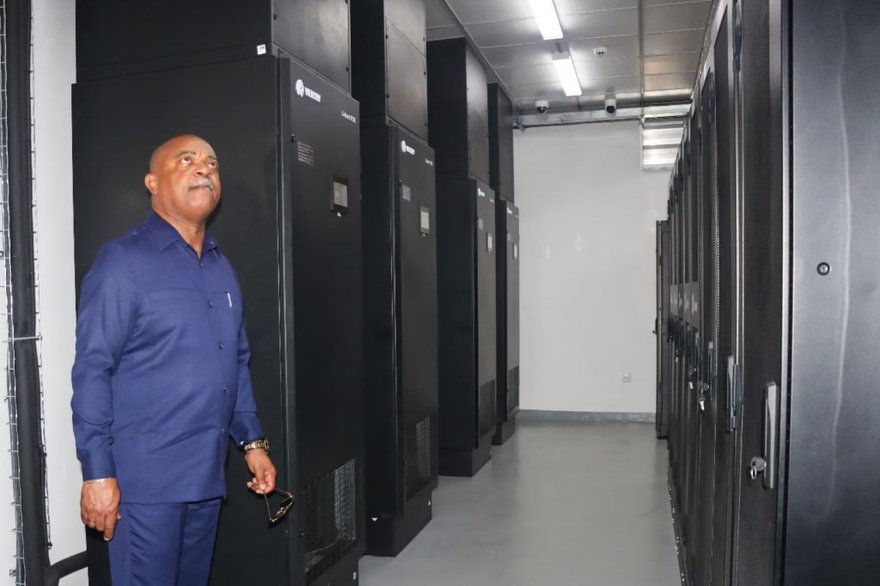 H.E._Mário_Augusto_da_Silva_Oliveira_in_the_Datacenter.jpg