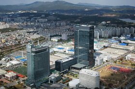 Samsung Electronics HQ in Paldal-gu, Suwon, South Korea. Image courtesy of the Creative Commons