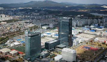 Samsung Electronics HQ in Paldal-gu, Suwon, South Korea. Image courtesy of the Creative Commons