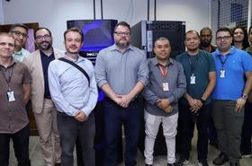 Reitor da UFCA, Silvério Freitas (ao centro), em conjunto com integrantes da Diretoria de Tecnologia da Informação (DTI/UFCA), durante visita ao data center da instituição.