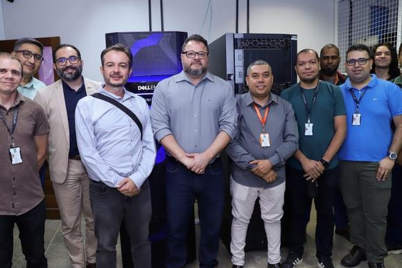 Reitor da UFCA, Silvério Freitas (ao centro), em conjunto com integrantes da Diretoria de Tecnologia da Informação (DTI/UFCA), durante visita ao data center da instituição.