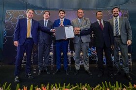 Parlamentares, o ministro das comunicações, Frederico Siqueira, e Carlos Baigorri (Anatel) durante assinatura, em dezembro de 2025, da criação da Frente Parlamentar de Tecnologia.