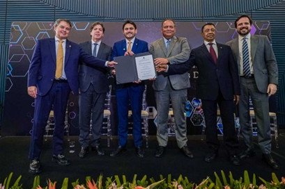 Parlamentares, o ministro das comunicações, Frederico Siqueira, e Carlos Baigorri (Anatel) durante assinatura, em dezembro de 2025, da criação da Frente Parlamentar de Tecnologia.
