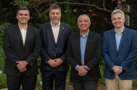 Darío Werthein, presidente da Waiken ILW, ao lado de Cristiano Santana, CEO da ZAAZ, Leonardo Gomes, da Proxxima e Gustavo Fonseca, presidente da SKY Brasil