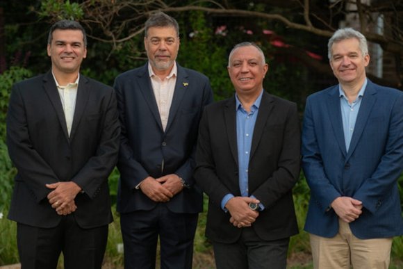 Darío Werthein, presidente da Waiken ILW, ao lado de Cristiano Santana, CEO da ZAAZ, Leonardo Gomes, da Proxxima e Gustavo Fonseca, presidente da SKY Brasil
