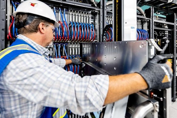 Installation_of_a_compute_blade_in_EX4000_with.width-880