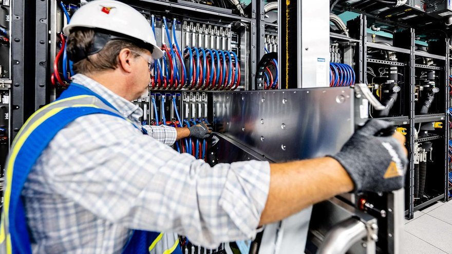 Installation_of_a_compute_blade_in_EX4000_with.width-880