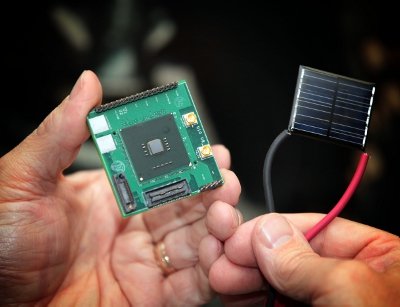 Intel-NTV-chip-and-solar-cell.jpg