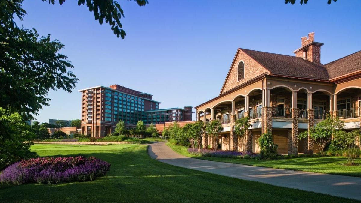 Lansdowne_Club_Exterior_1b5398db-5056-a36a-07a7a5bce296d78b-min