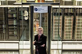 Mateo_Valero_junto_al_superordenador_MareNostrum_del_Barcelona_Supercomputing_Center_en_2013.jpg