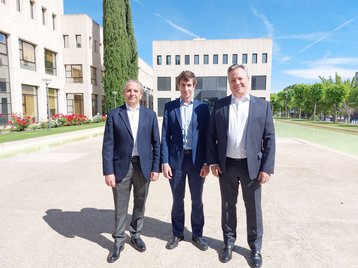 Miguel Gallego, Jorge Sendagorta y Ricardo Abad en las instalaciones de Sener en Tres Cantos.jpg