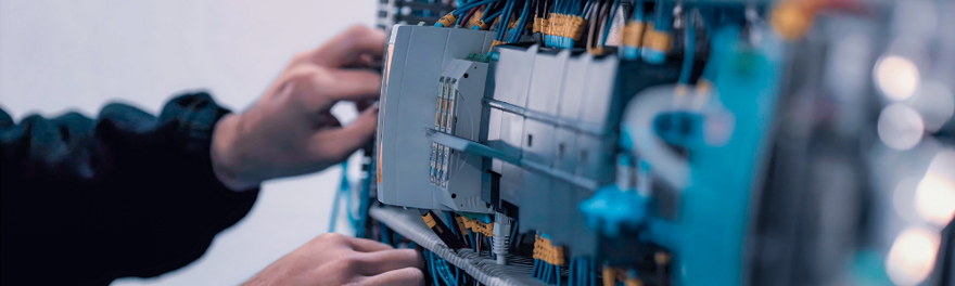 Structured cabling installation process in residential building electrical networks - SDx crop