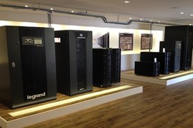 Nobreaks do Grupo Legrand expostos no showroom.jpg